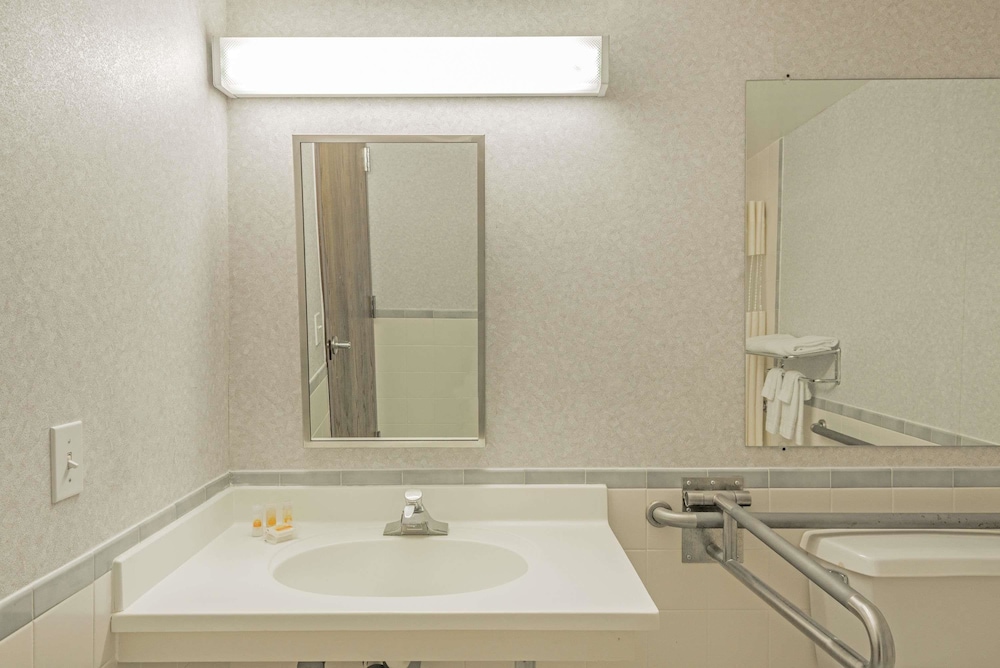 Days Inn By Wyndham Berlin Meriden 10/27
