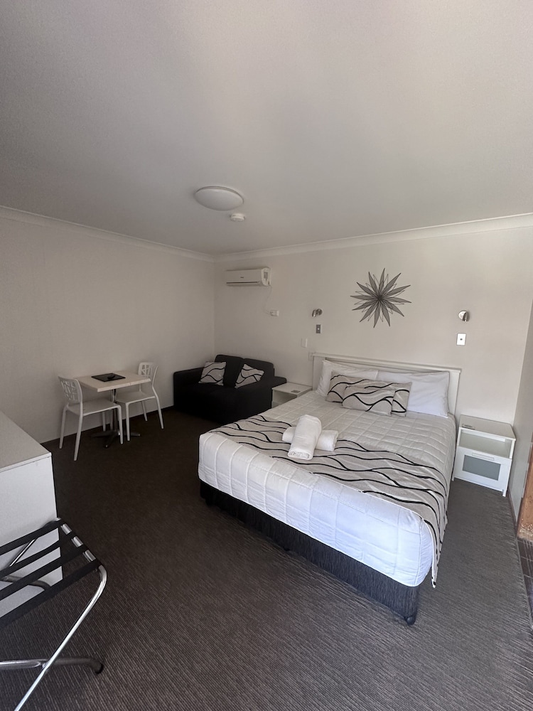 KARUAH MOTOR INN 45/59
