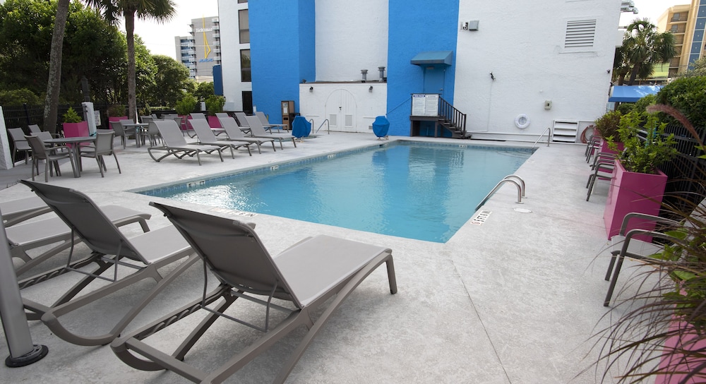 Aqua Beach Inn 7/53