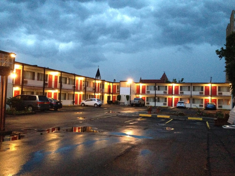 Imperial Motel 6/32
