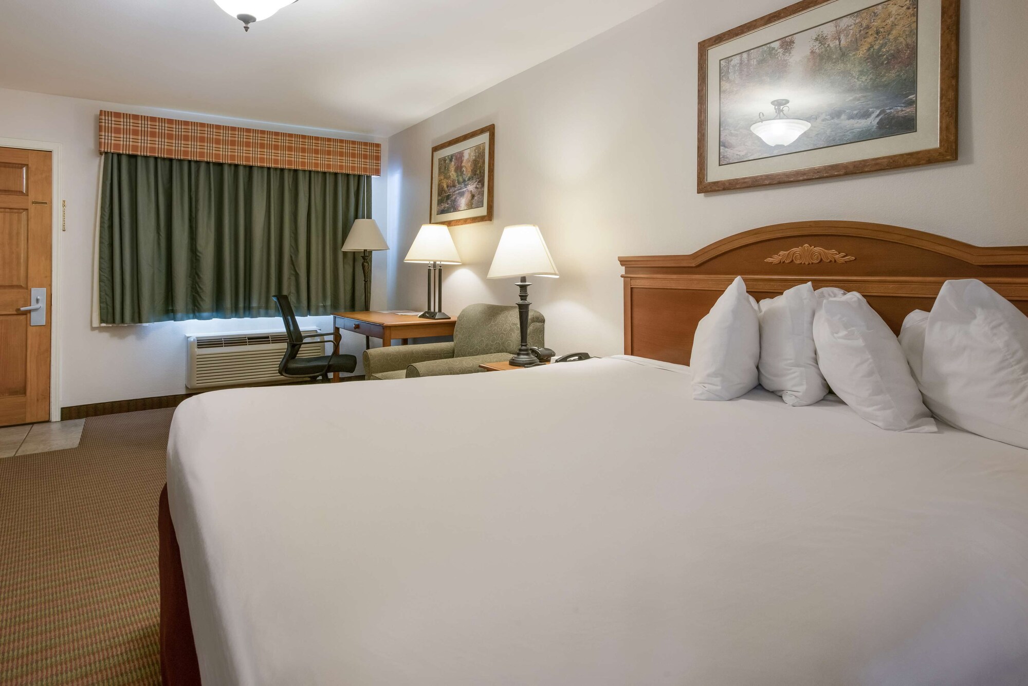 غرفة قياسية بسرير كينج لذوي الإعاقة، SureStay Hotel By Best Western Leesville 2/7
