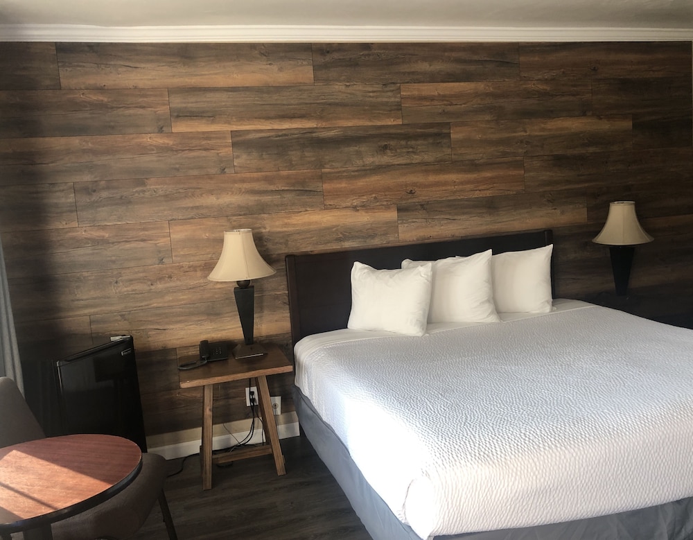 Inn By the Bay Monterey 16/56
