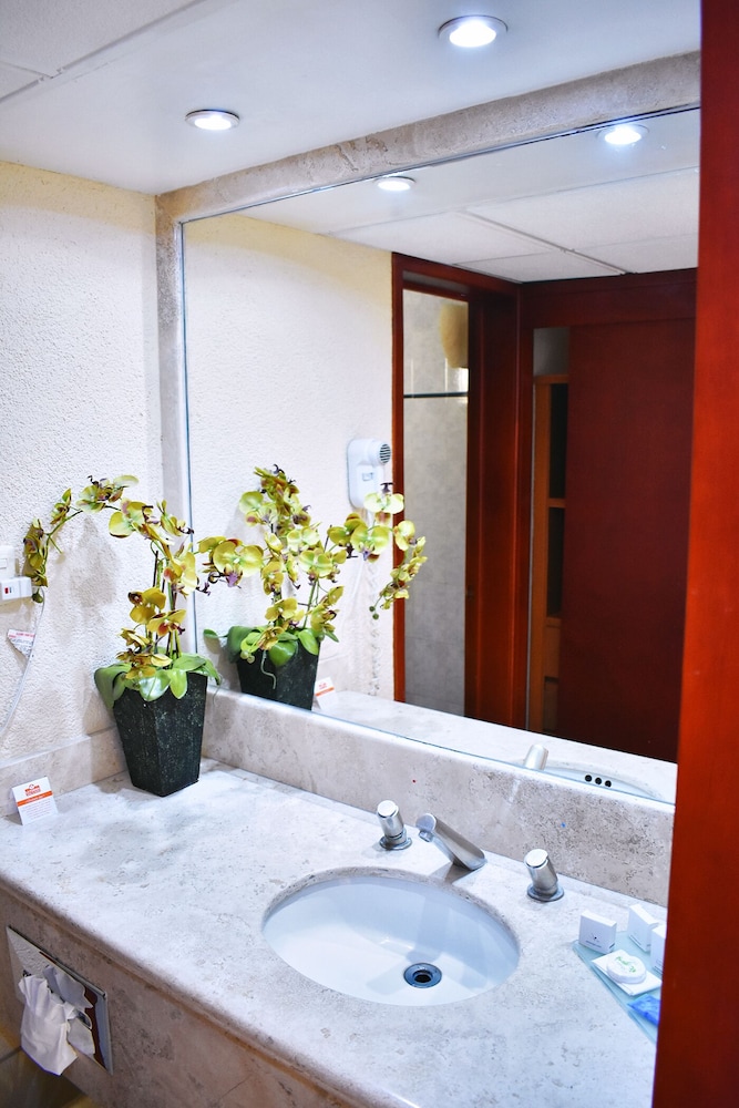 La Posada Hotel &amp; Suites 52/68
