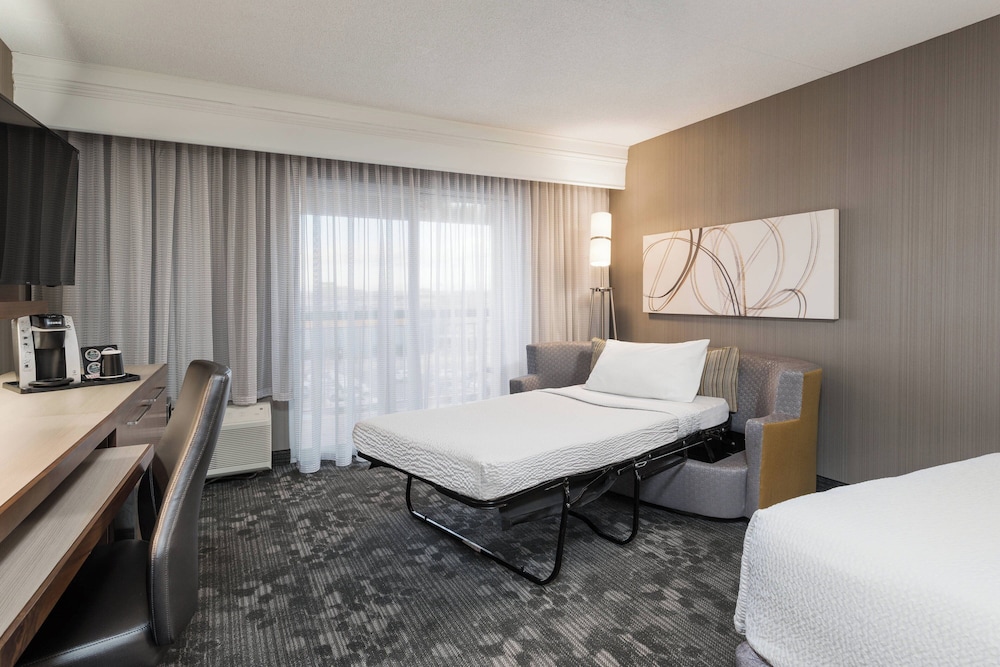 غرفة بسريرين كوين مع أريكة، Courtyard By Marriott Toronto Vaughan 2/5