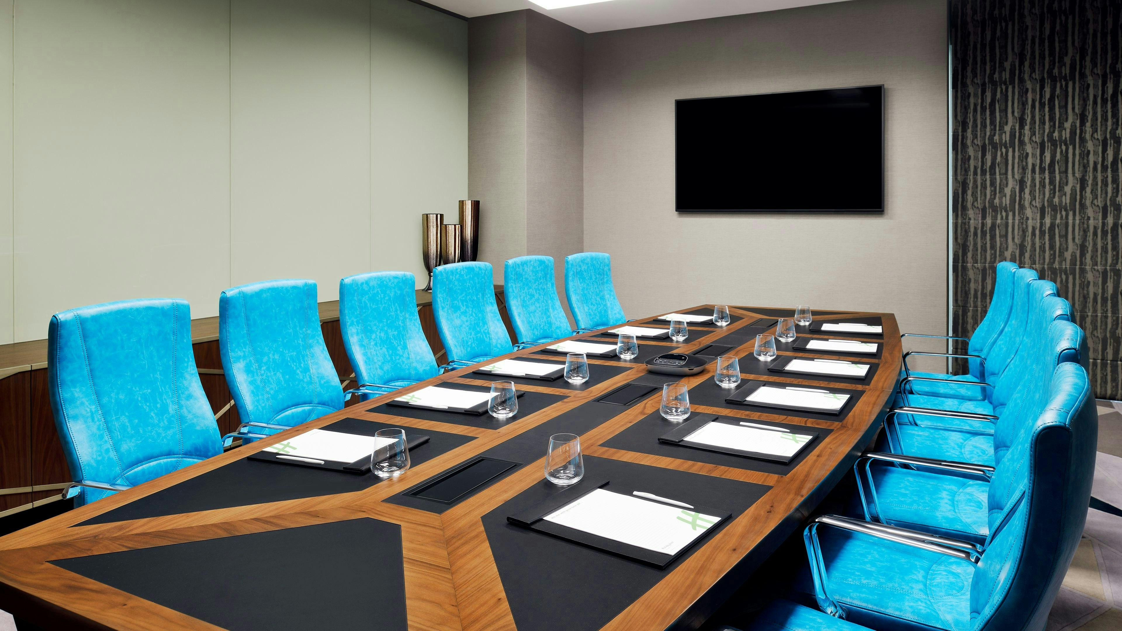 Holiday Inn Dubai Al Maktoum Airport 69/82