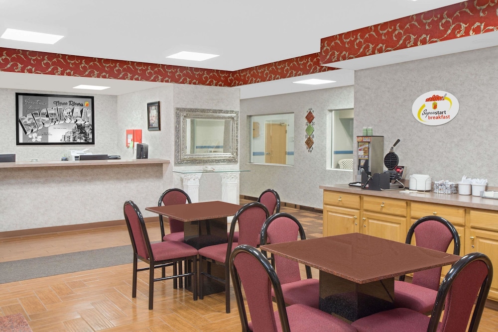 Super 8 By Wyndham Three Rivers 18/20