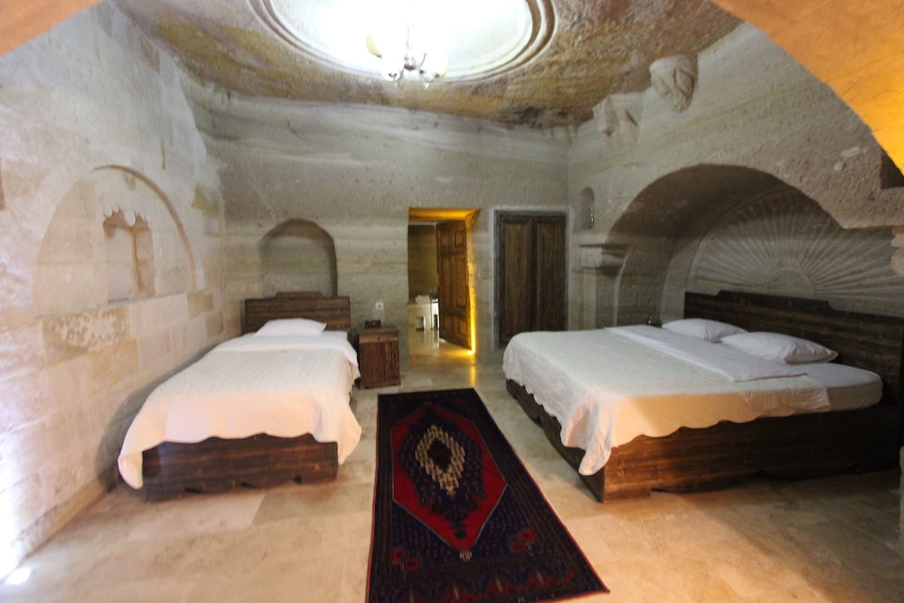 Family Cave Suites Hotel 12/50