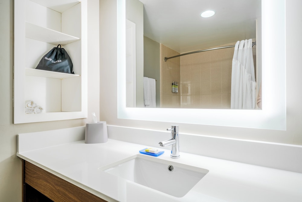 Suite, King Bed, Sofa, Holiday Inn Express Hotel & Suites Tappahannock 2/2