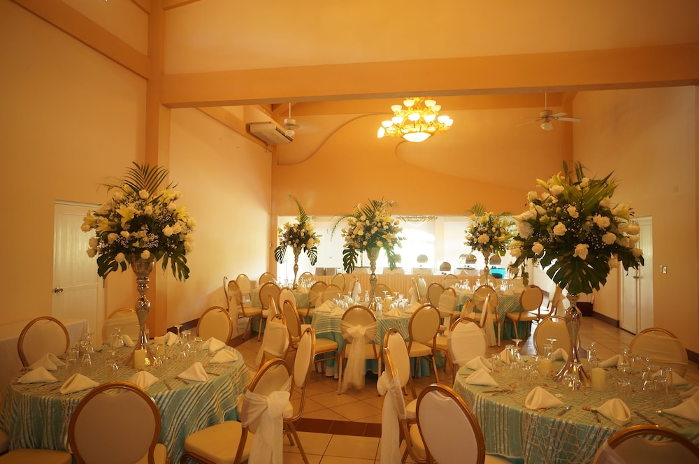 Las Olas Beach Resort 35/50