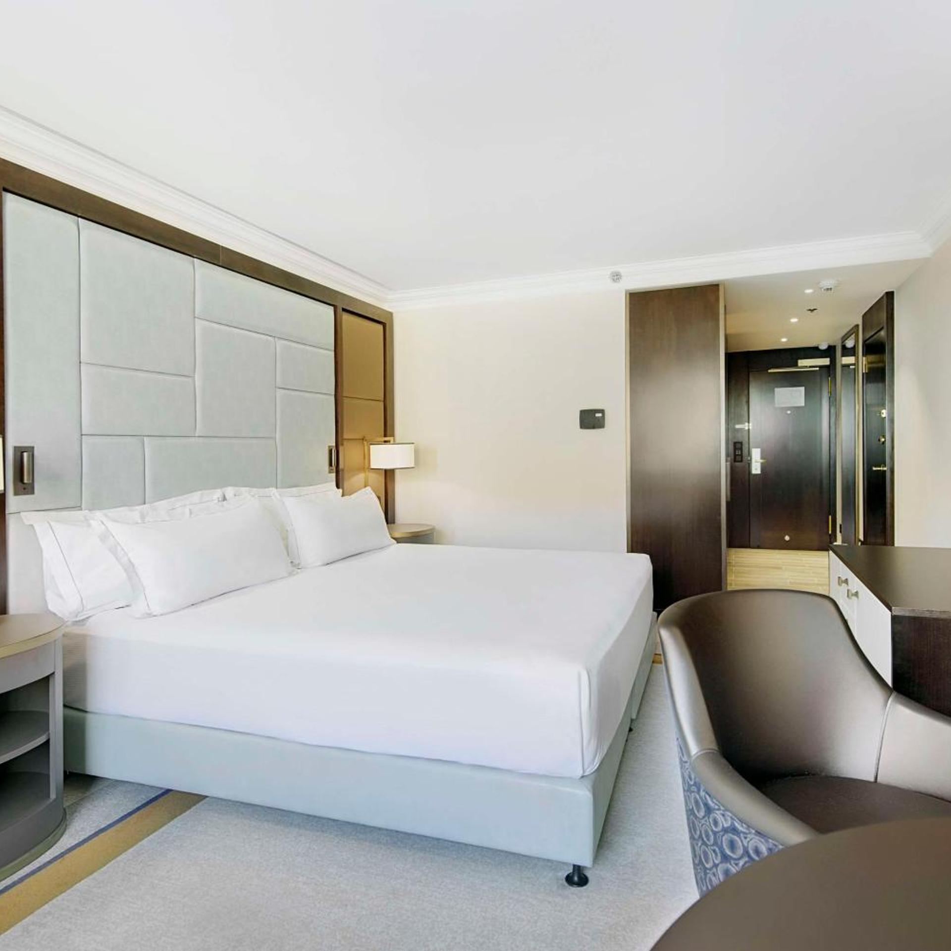 Courtyard, Guest Room, King Bed