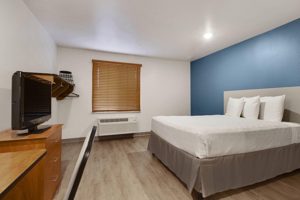WoodSpring Suites Conroe 12/32
