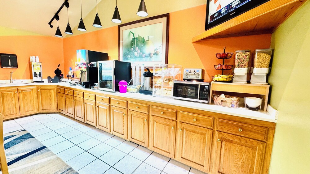 Regency Inn And Suites 6/51
