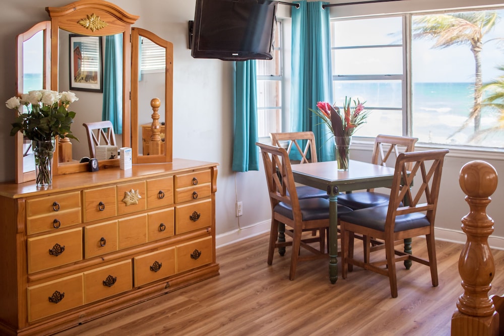 Riptide Oceanfront Hotel 59/72