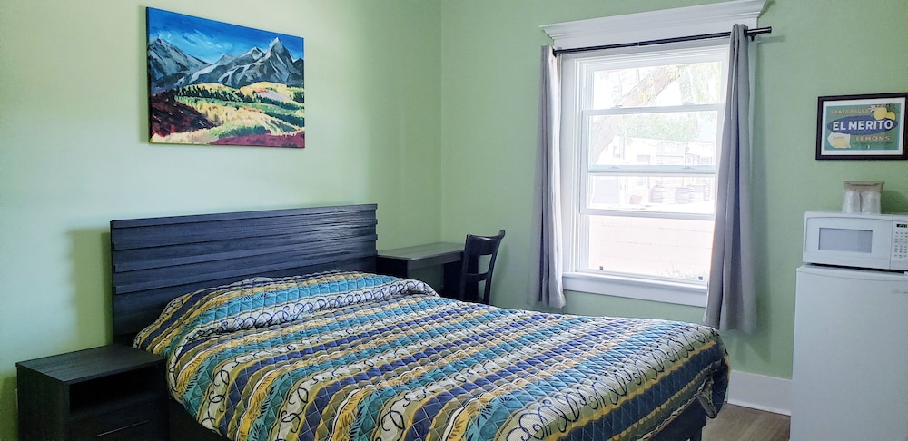 Santa Paula Inn 6/56