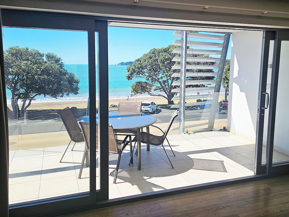 Sea Spray Suites 18/61