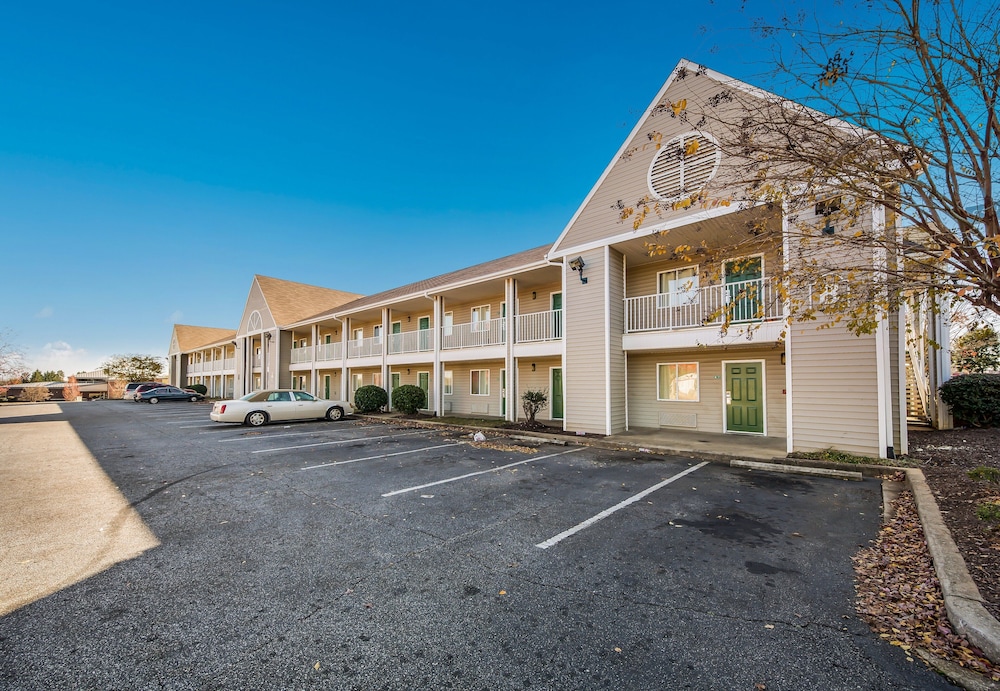 HomeTowne Studios by Red Roof Spartanburg - Asheville Highway 3/37