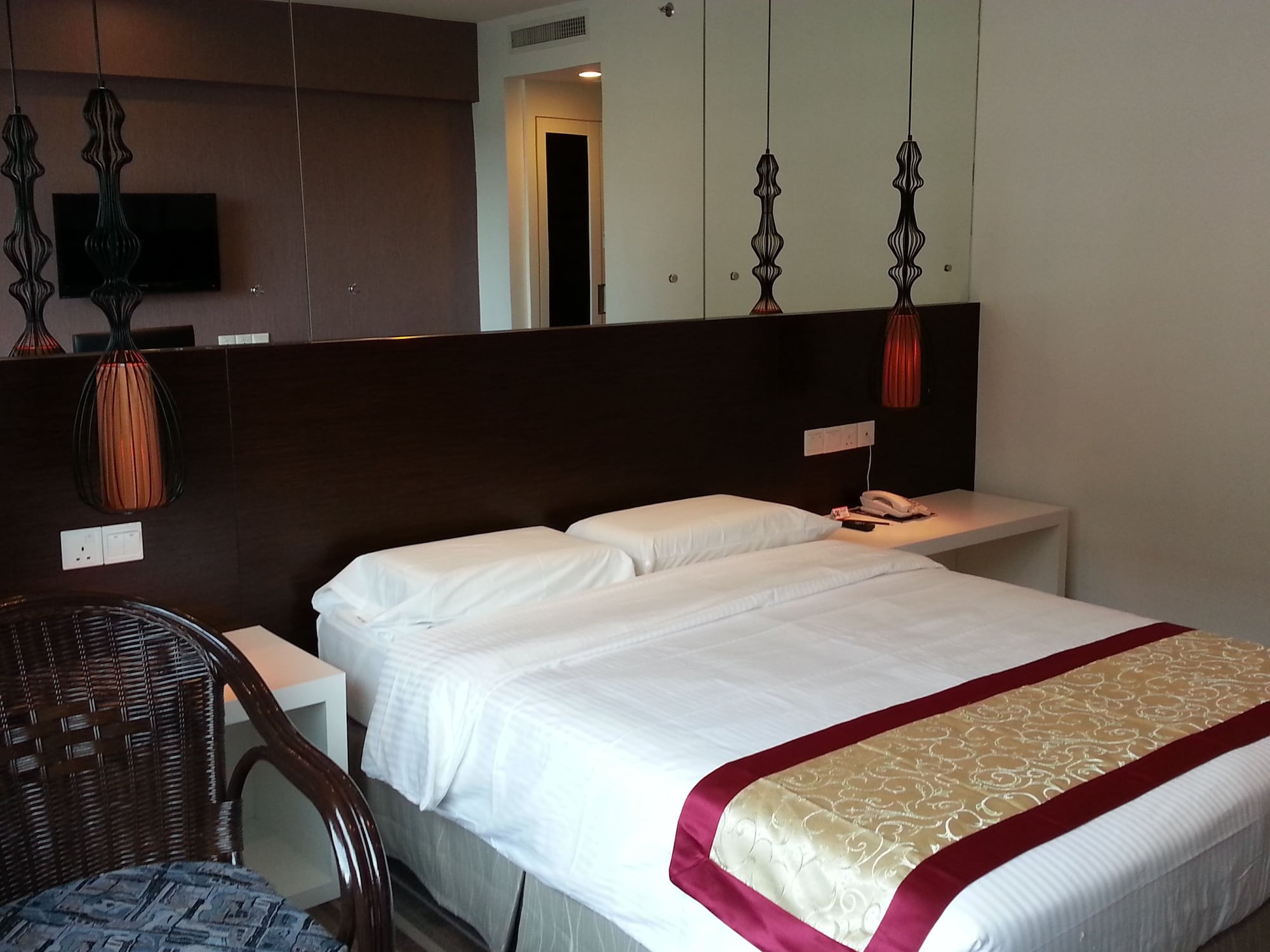 STANDARD, QUEEN BED