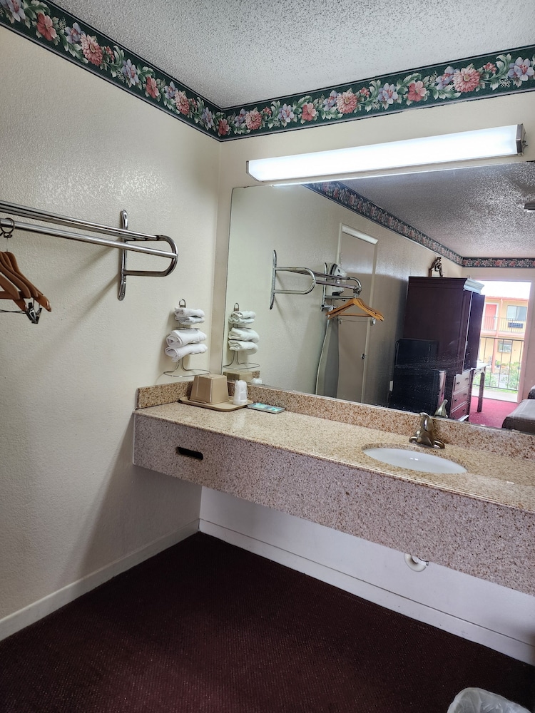 Americas Best Value Inn San Marcos 50/50