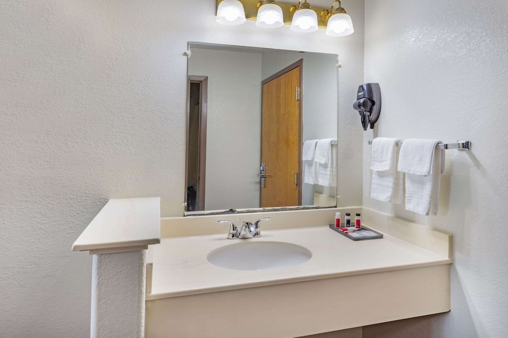 Super 8 by Wyndham Kinder/Coushatta near Casino 37/38