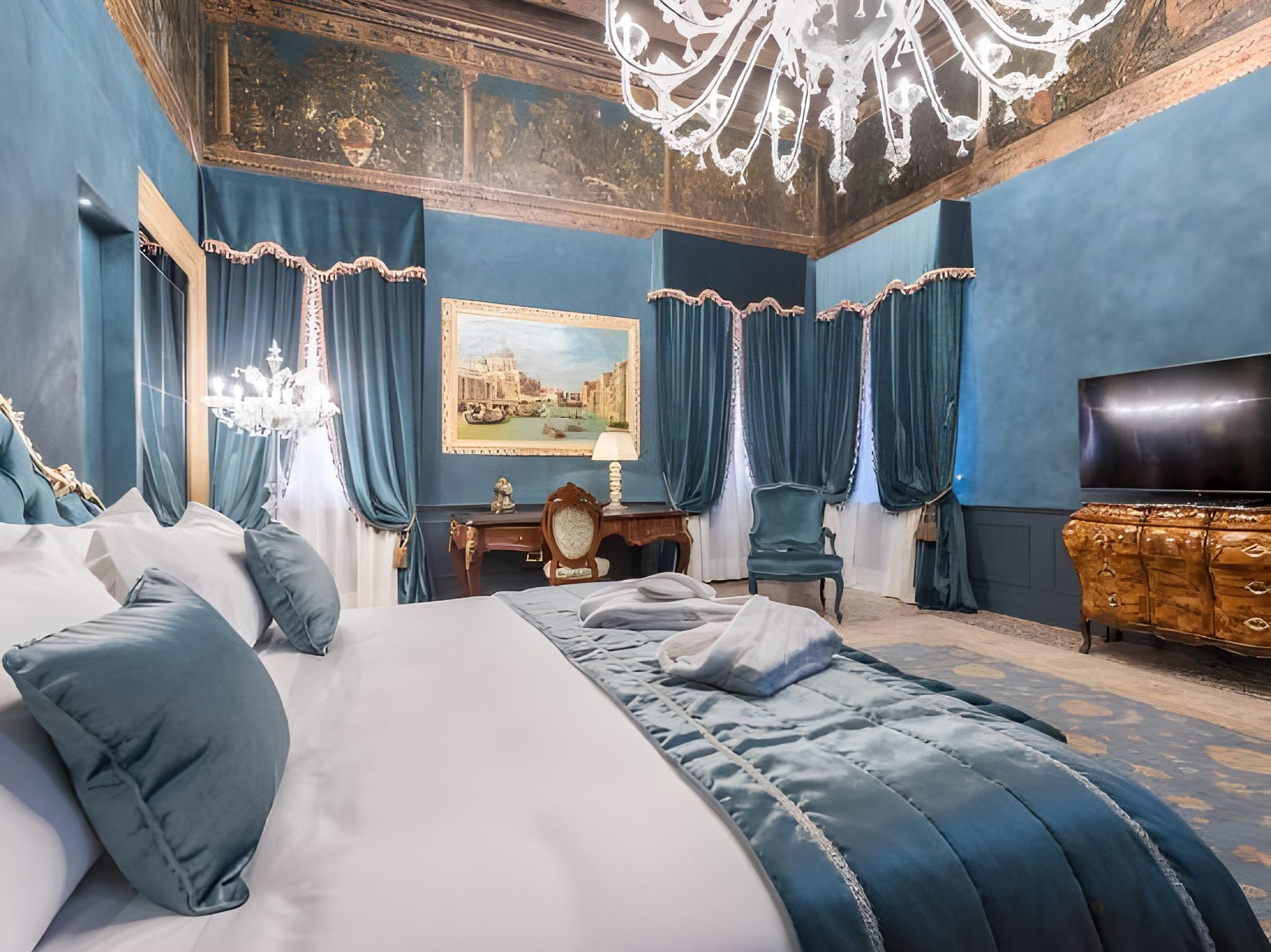 Blue, Suite, Canal View