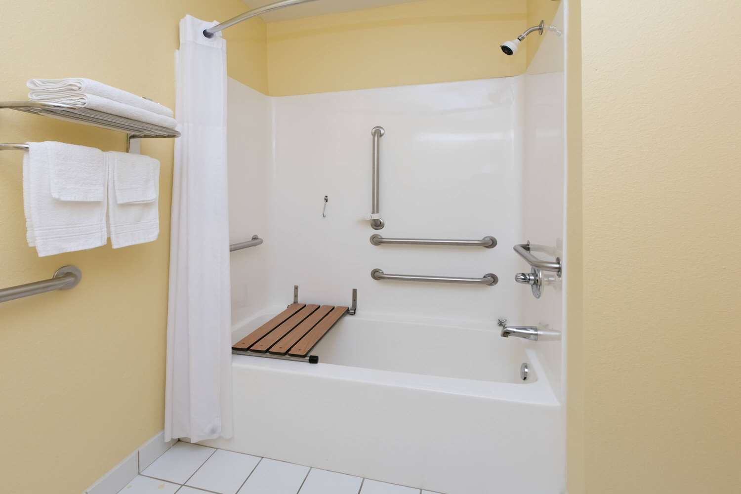 Days Inn & Suites by Wyndham Pryor 17/18