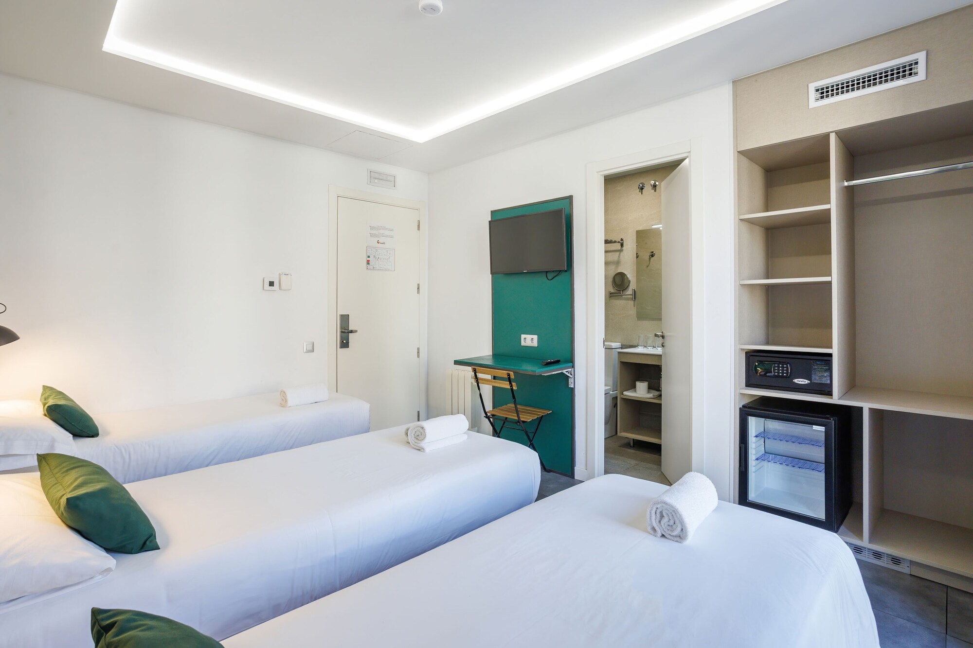 ROOM, TRIPLE, CITY VIEW