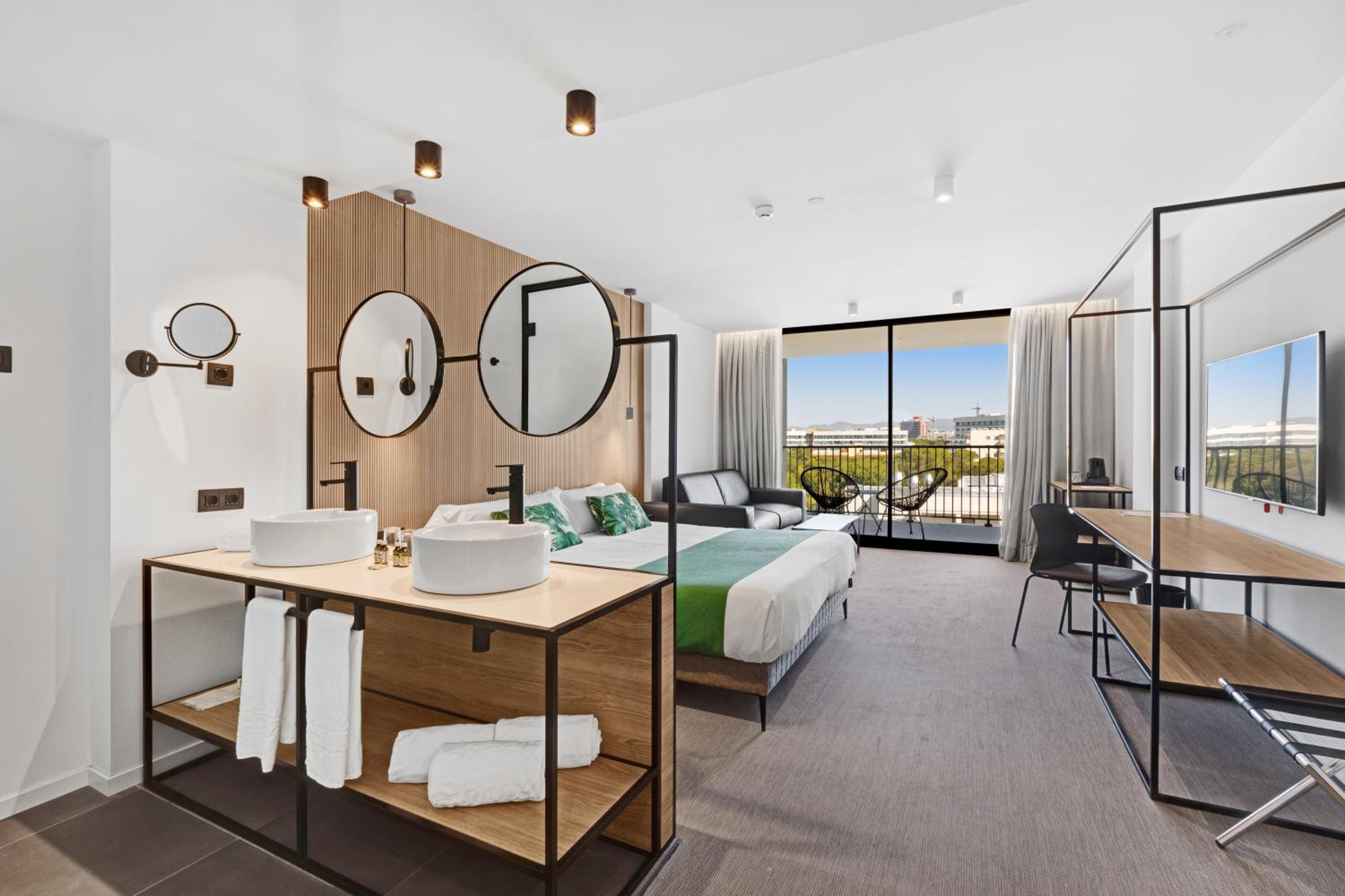 Junior Suite, Queen Bed, Sofa