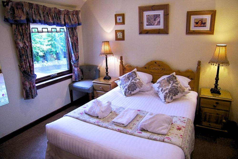 Rosemount Hotel 10/57