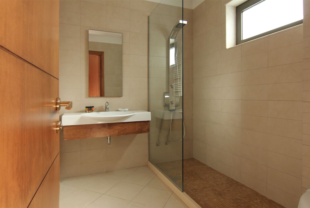 Delina Mountain Spa Resort 84/86