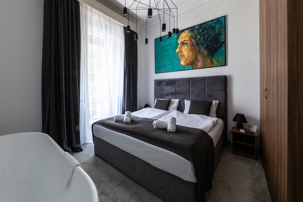 Kings Palace Suites 28/50