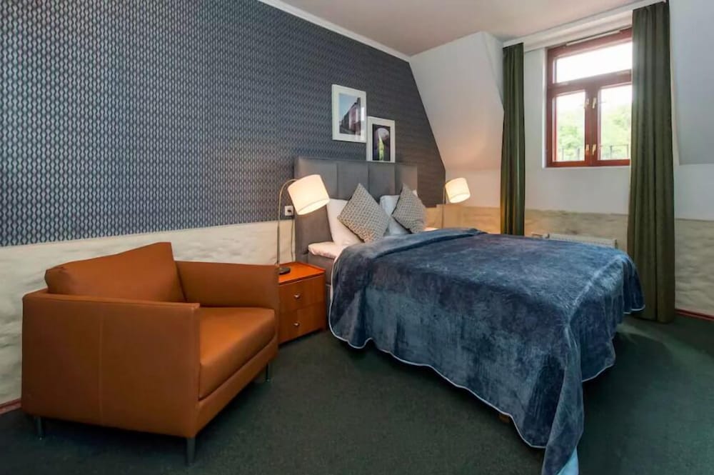 1 BEDROOM, APARTMENT, KITCHEN