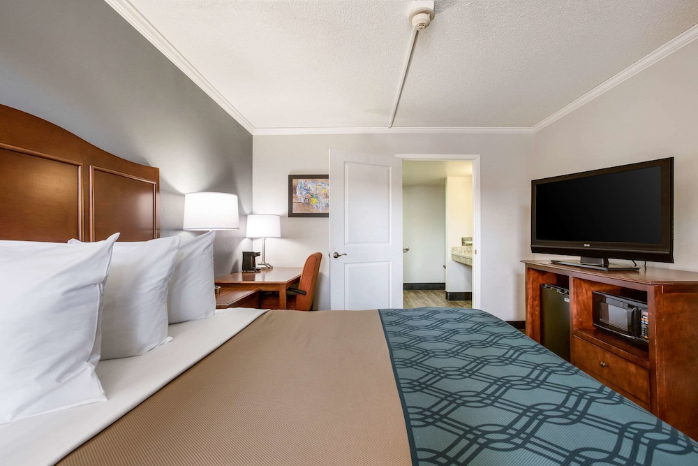 Travelodge by Wyndham Canton/Livonia Area, MI 14/38