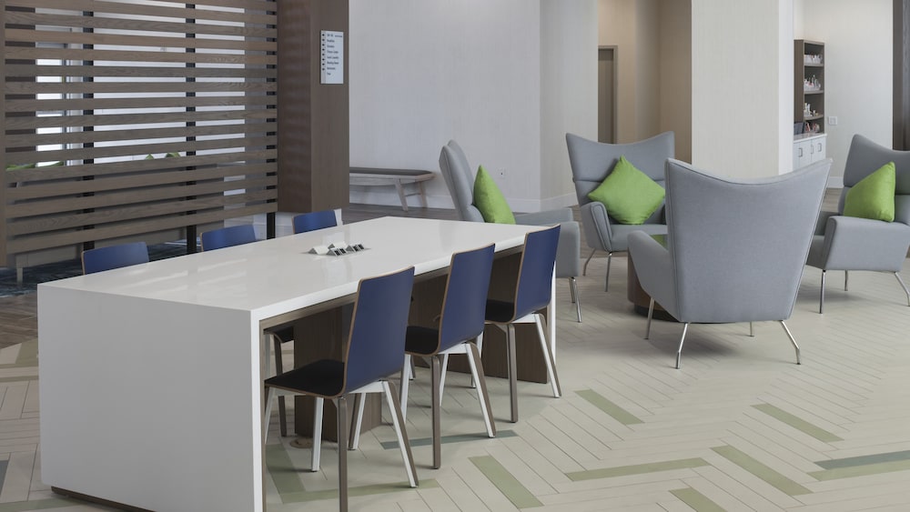 Holiday Inn Express Suites Orlando At Seaworld An Ihg Hotel 38/57
