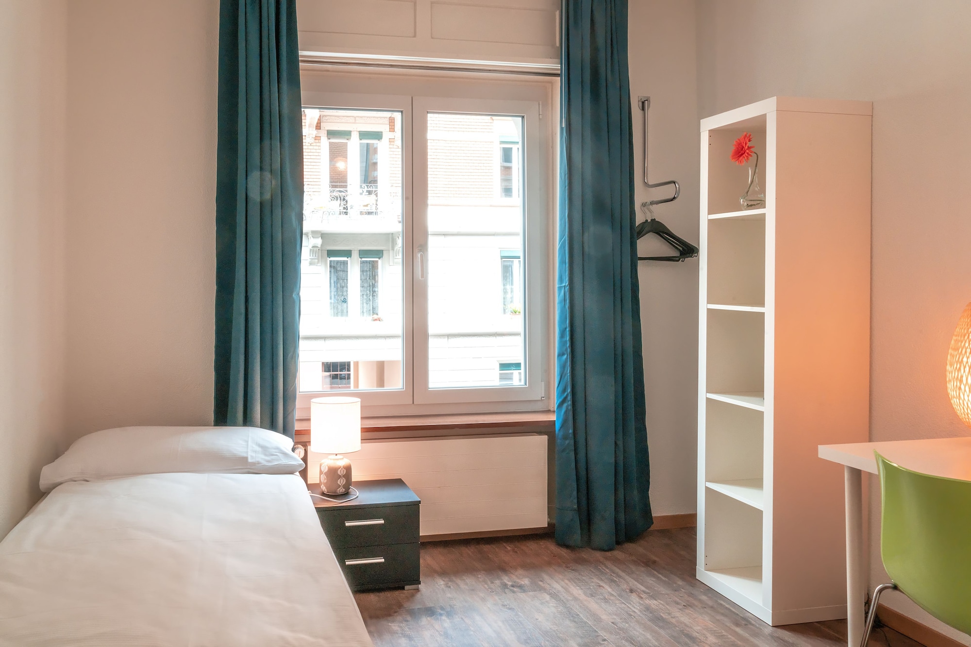 ROOM, SINGLE