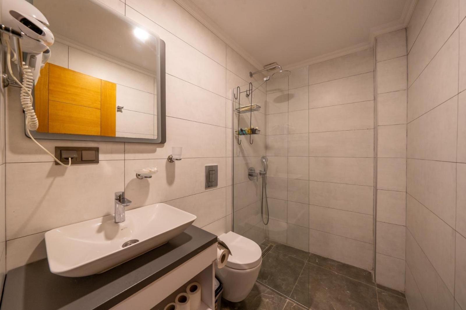 Orion Hotel Bitez 46/47