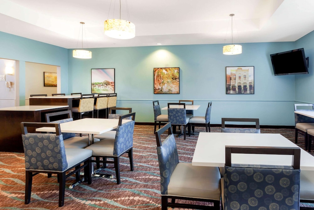 La Quinta Inn & Suites by Wyndham Kerrville 50/61