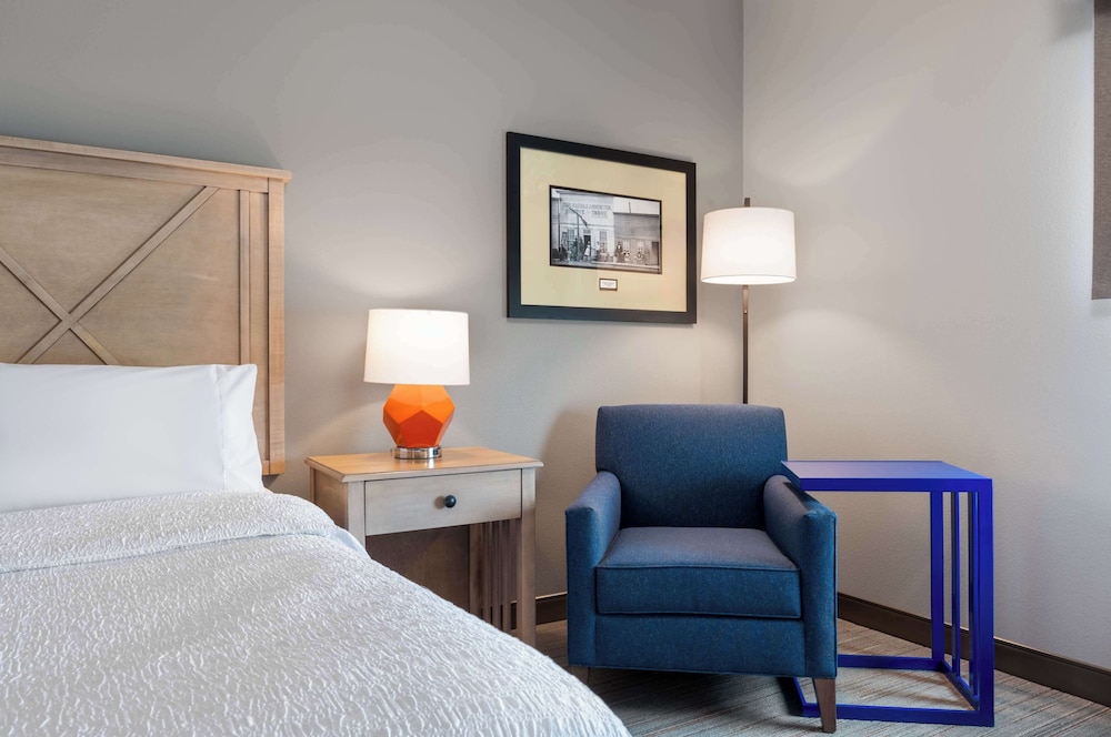 جناح استوديو بسرير كينج بمطبخ صغير، Hampton Inn Suites Dodge City 4/8