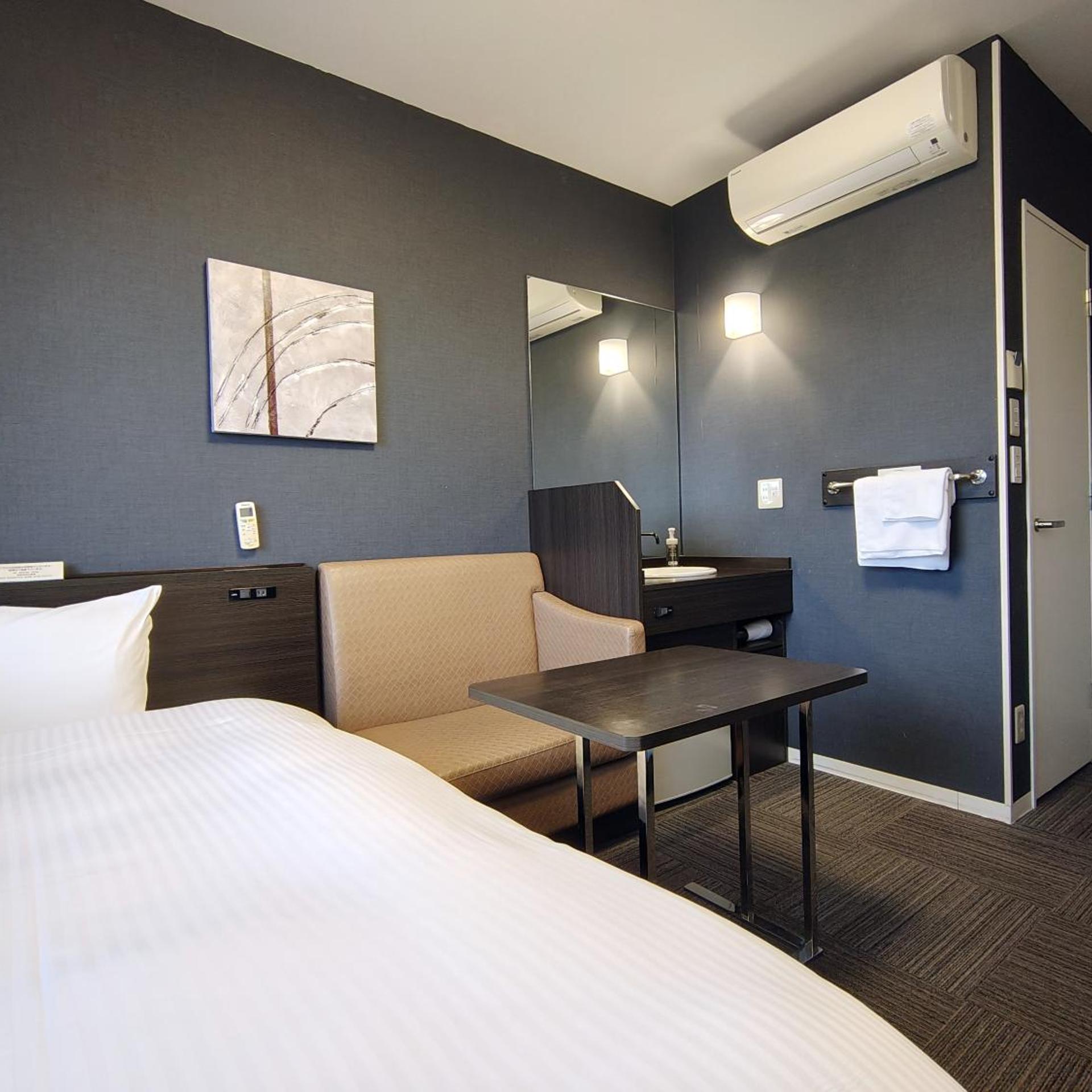 Room, Single, Shared Bathroom, West Wing
