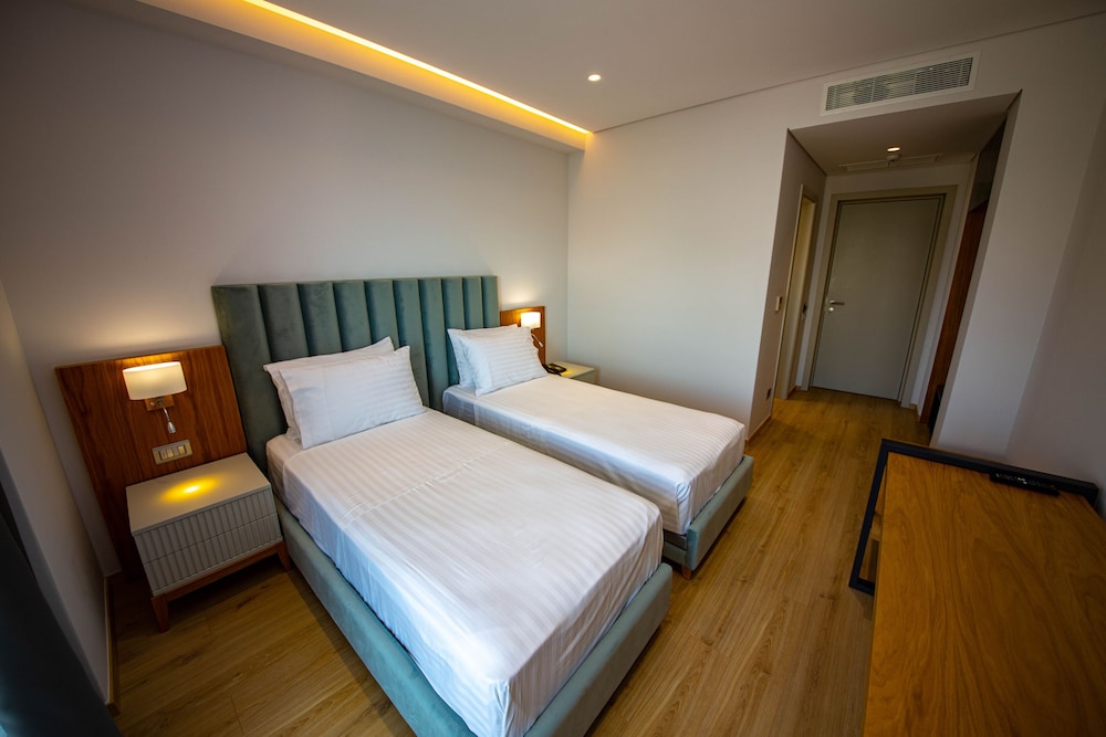 DELUXE, DOUBLE BED, PARTIAL SEA VIEW