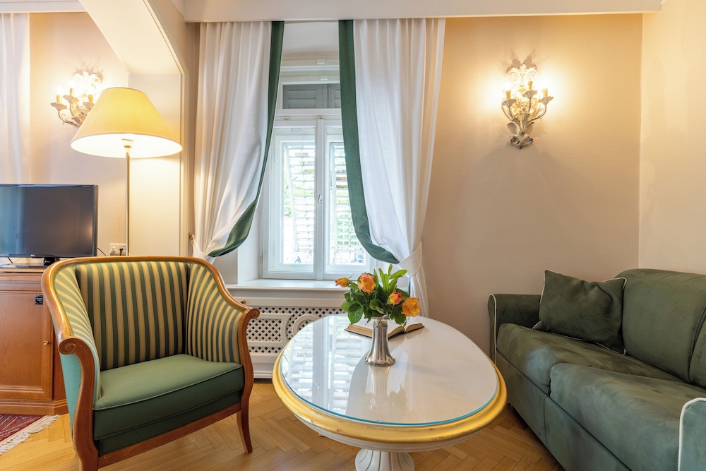 Hotel Elephant 30/50