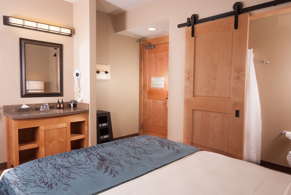 Lodge, Queen Bed