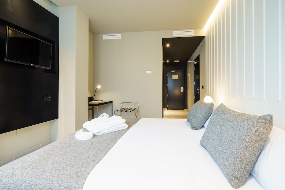 ROOM, SINGLE