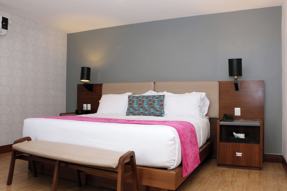 MASTER, DELUXE, SUITE, KING BED, SOFA