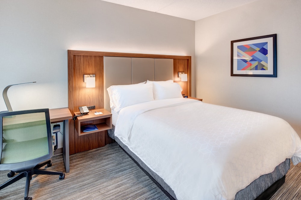 Holiday Inn Express & Suites West Long Branch - Eatontown 18/74
