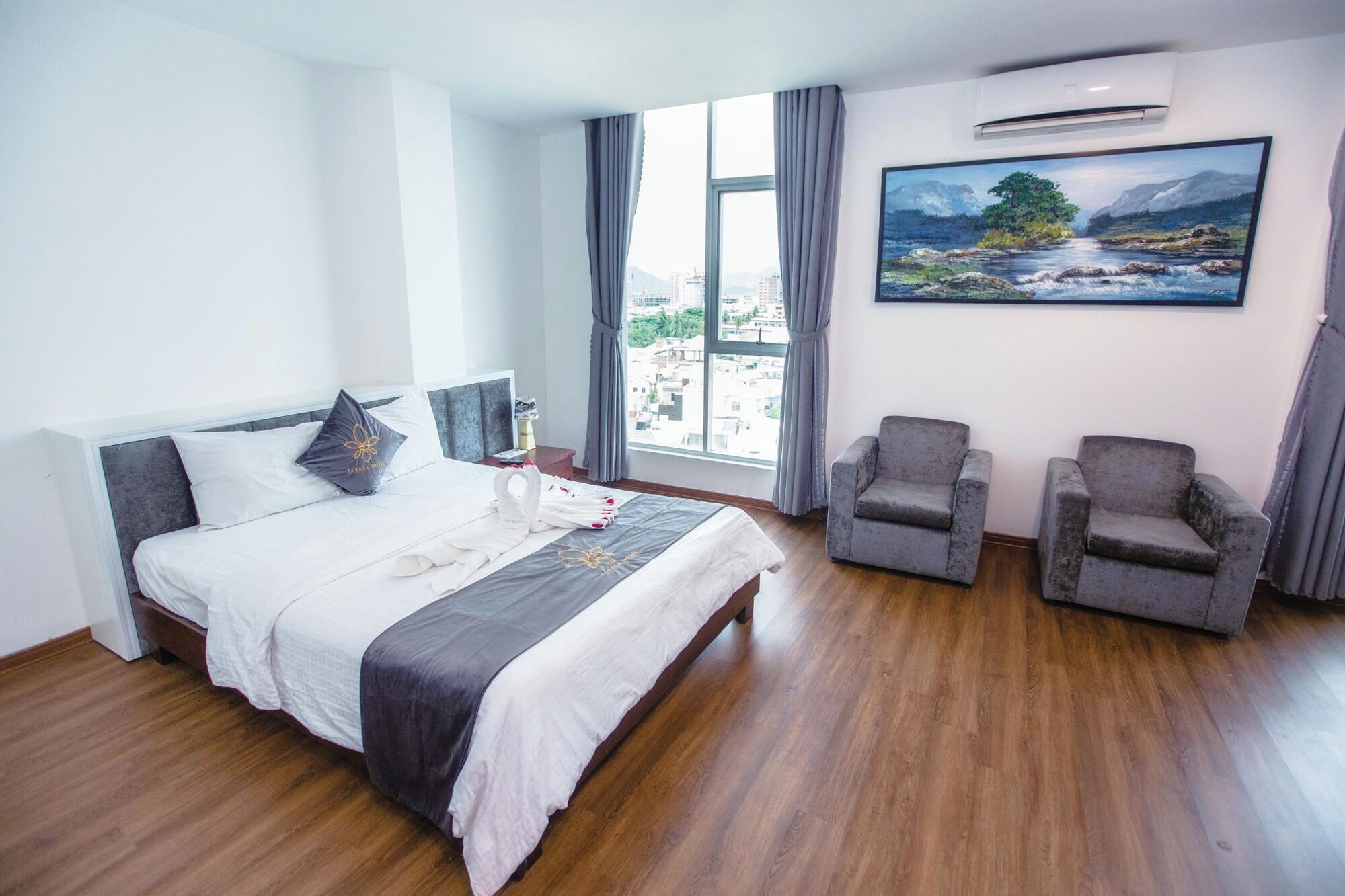 DELUXE, DOUBLE BED, CITY VIEW, BATHTUB