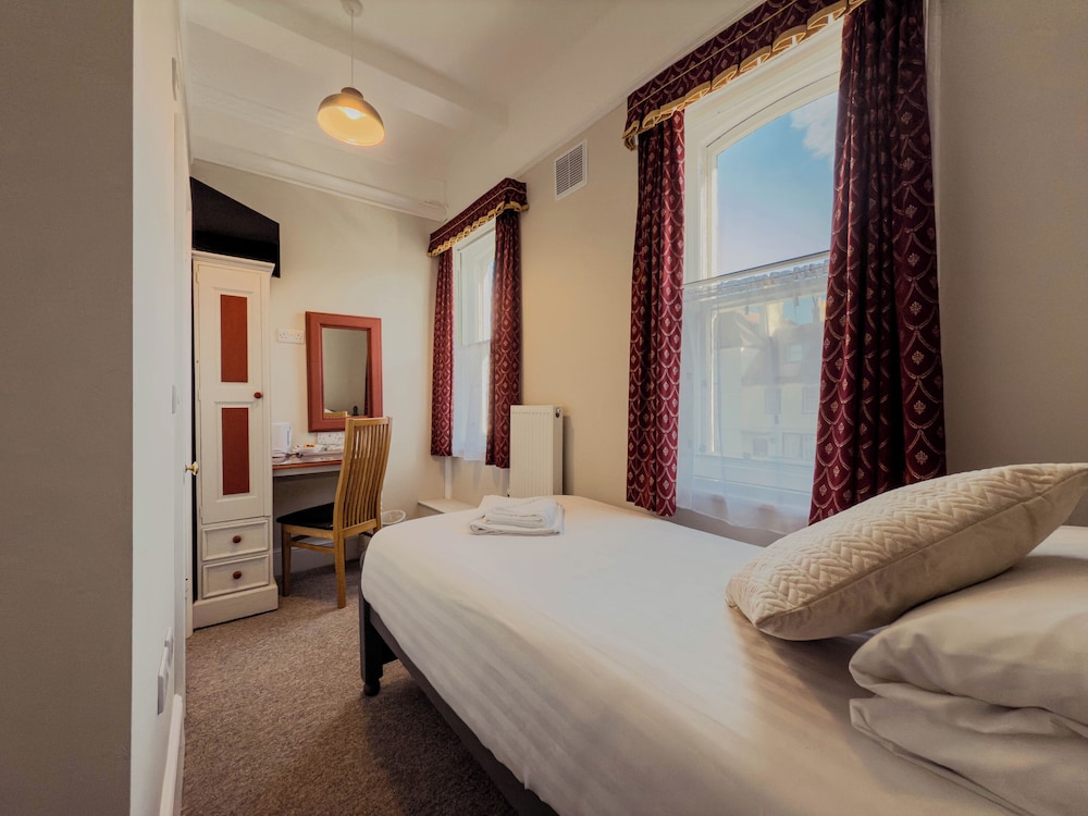 Newport Quay Bed And Breakfast 13/45