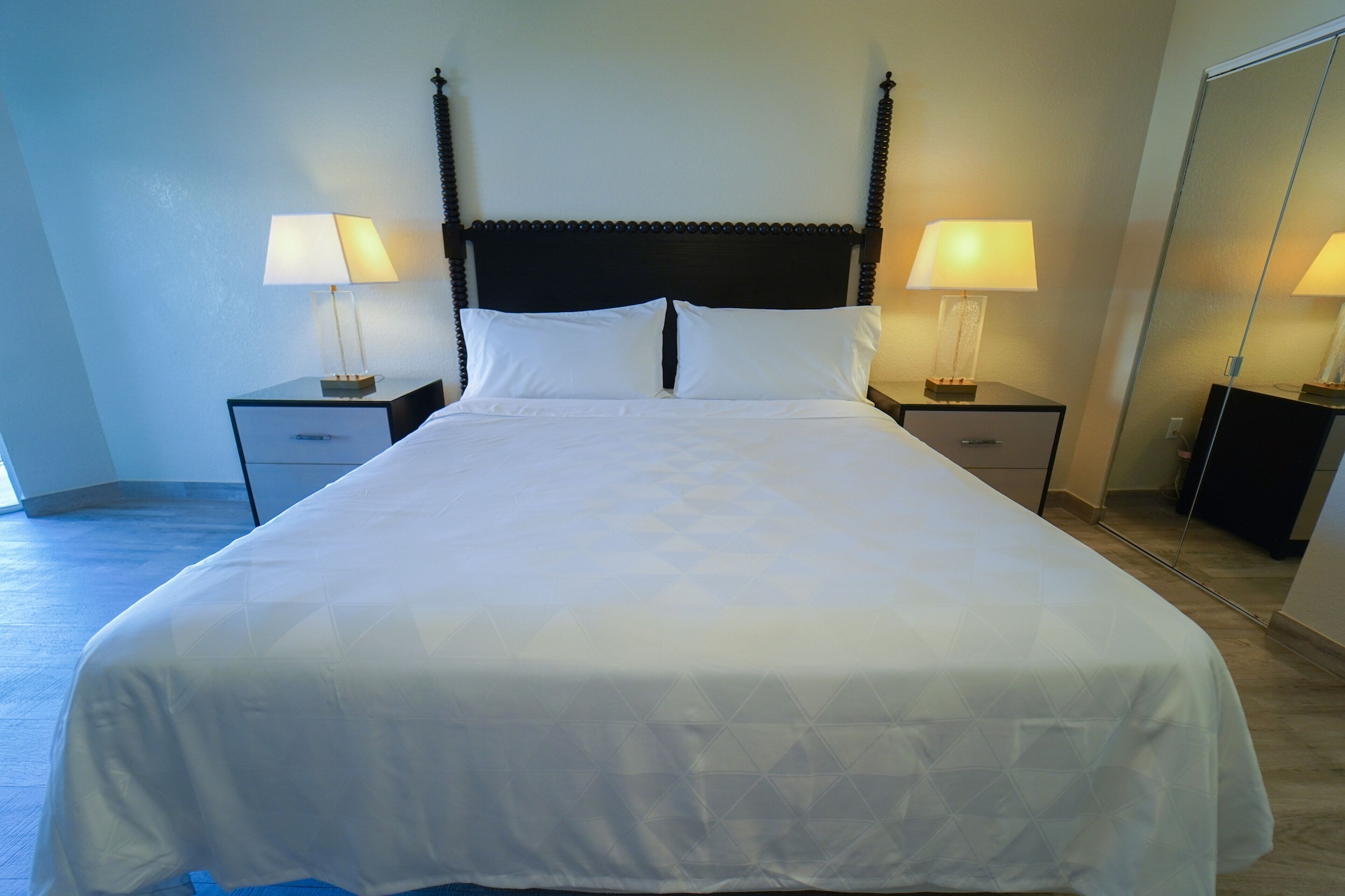 1 Bedroom King Suite Island View - Plus Sleeper Sofa، The Grand Caymanian Resort 3/8