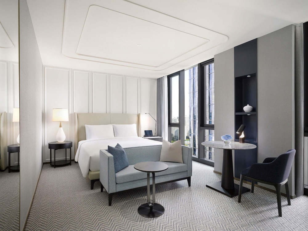 LUXURY, KING BED