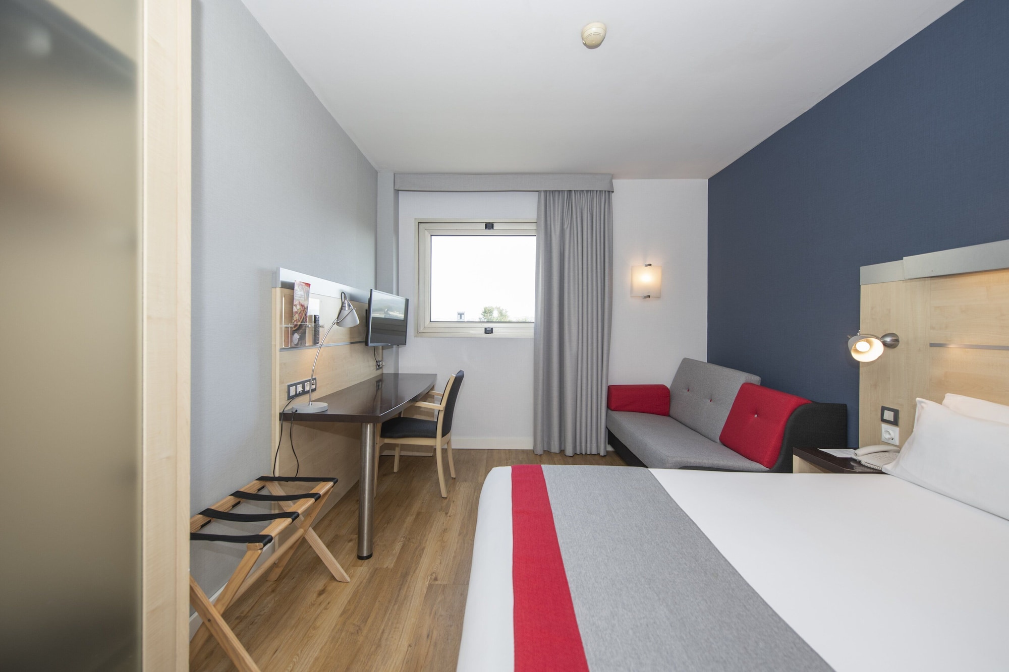 غرفة قياسية بسرير مزدوج مع أريكة، Holiday Inn Express Barcelona Montmelo 2/6