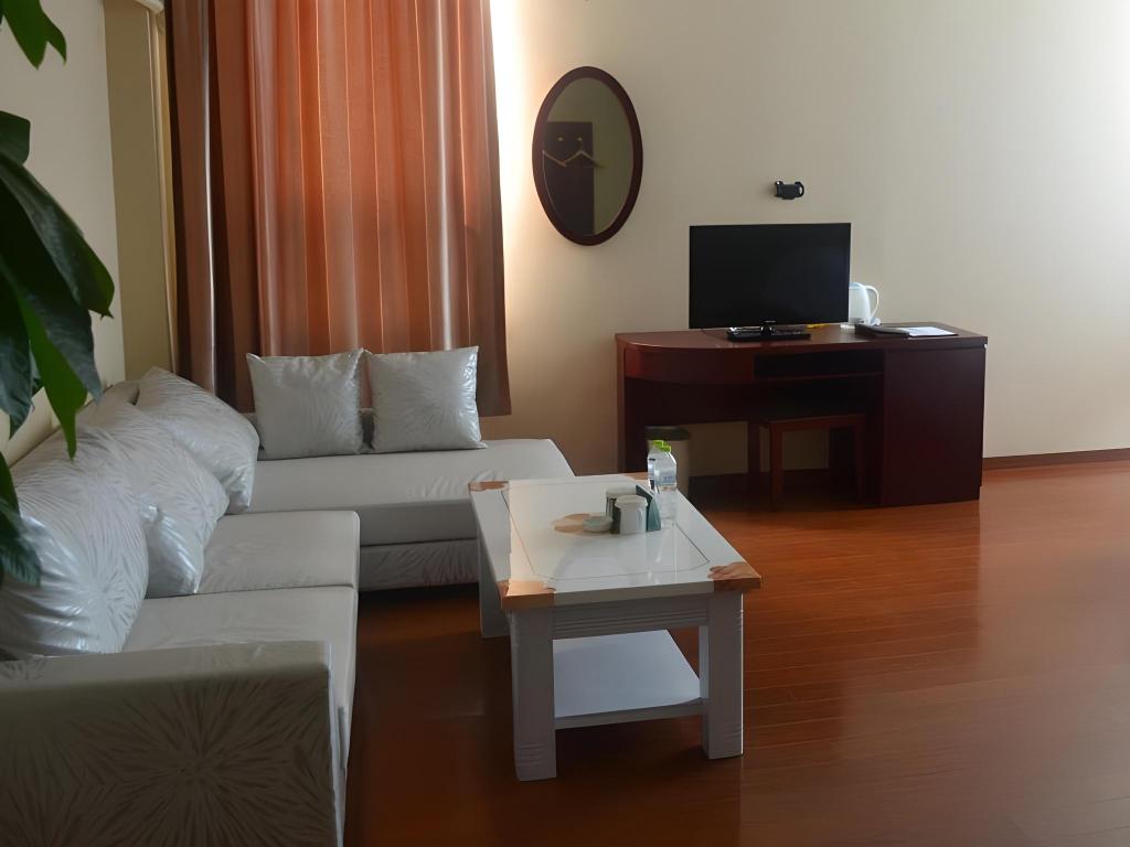 GreenTree Inn Qingdao Jiaozhou Sanlihe Park Express Hotel 35/40
